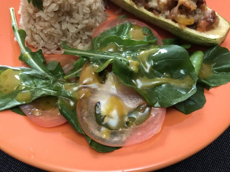 Salada de Rúcula com Tomate ao Molho de Mostarda e Mel